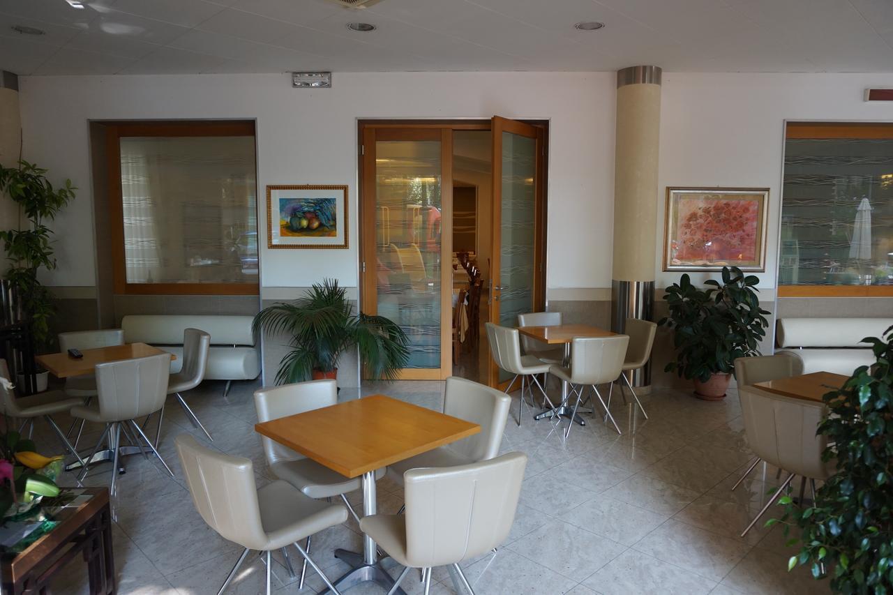 Hotel Angelus Римини Экстерьер фото