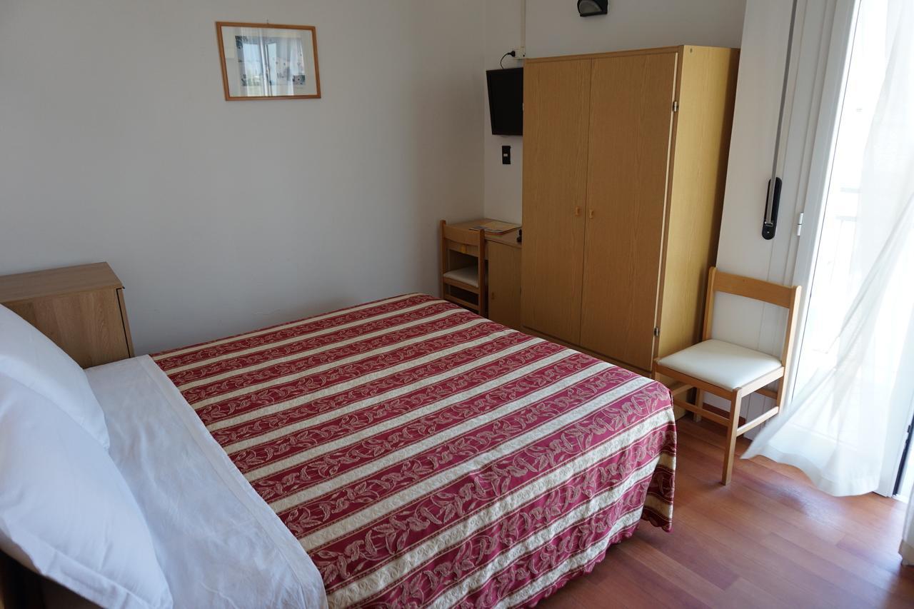 Hotel Angelus Римини Экстерьер фото