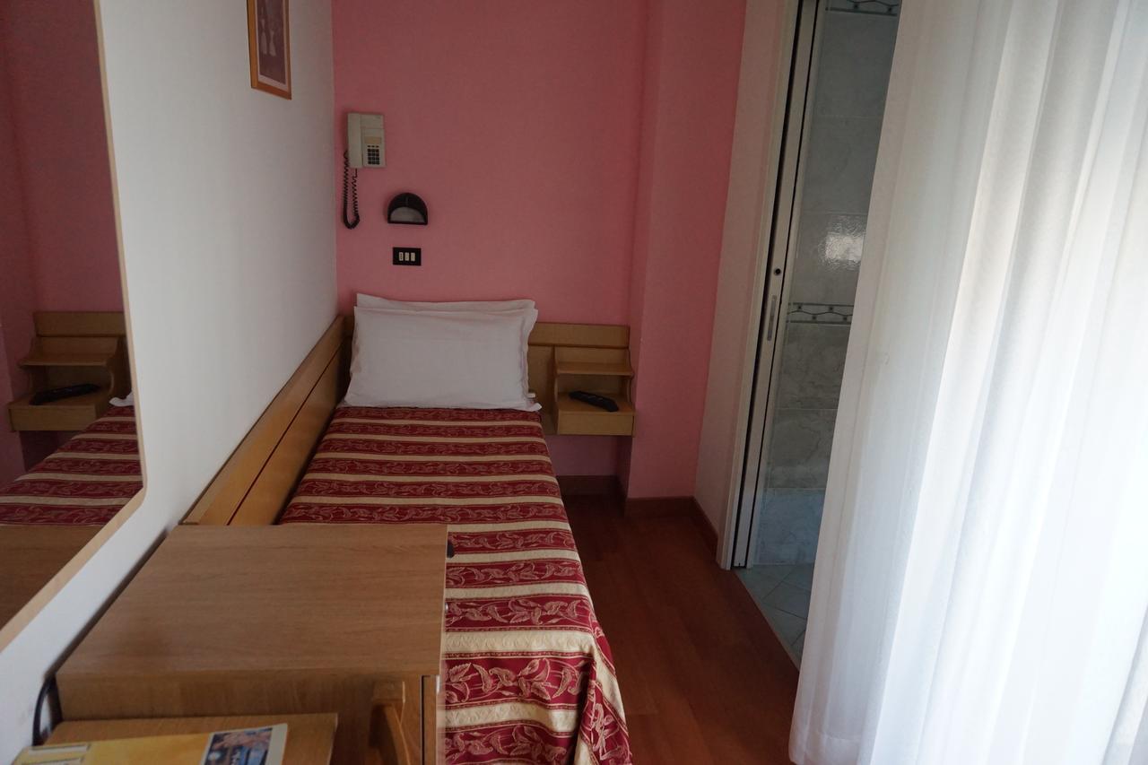 Hotel Angelus Римини Экстерьер фото