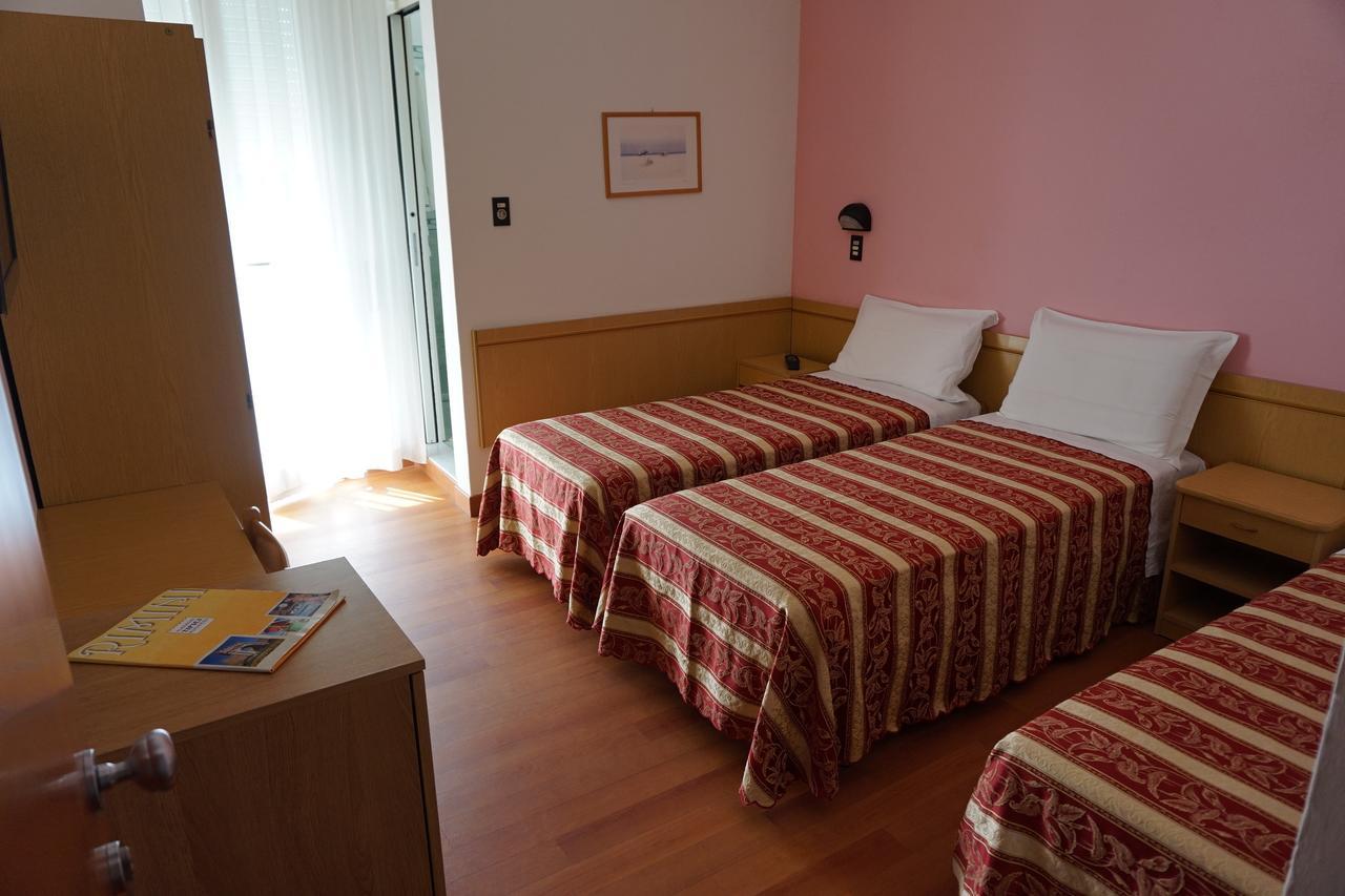 Hotel Angelus Римини Экстерьер фото