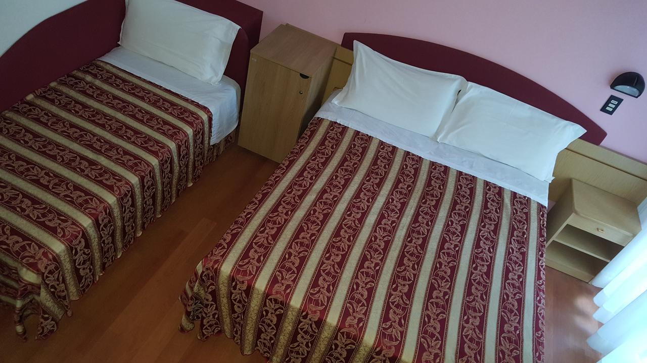 Hotel Angelus Римини Экстерьер фото