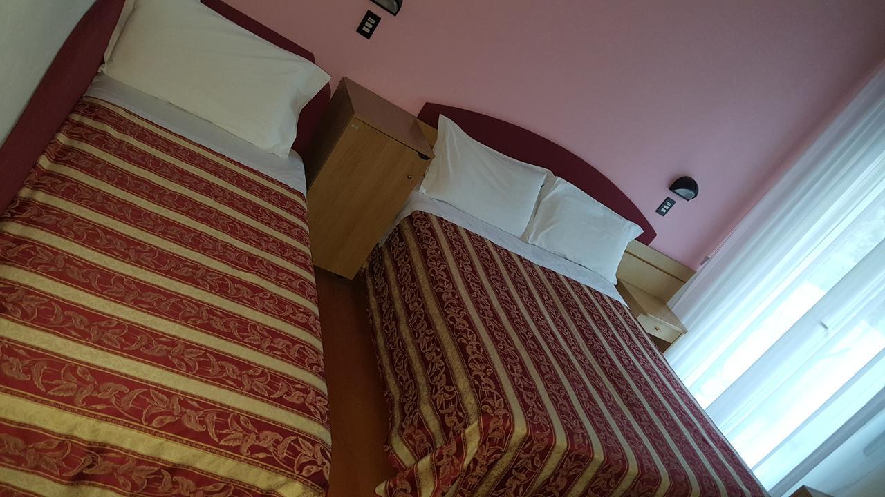 Hotel Angelus Римини Экстерьер фото
